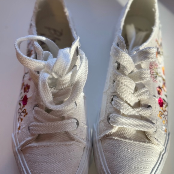 Blowfish Malibu White Floral Sneakers - Picture 4 of 9
